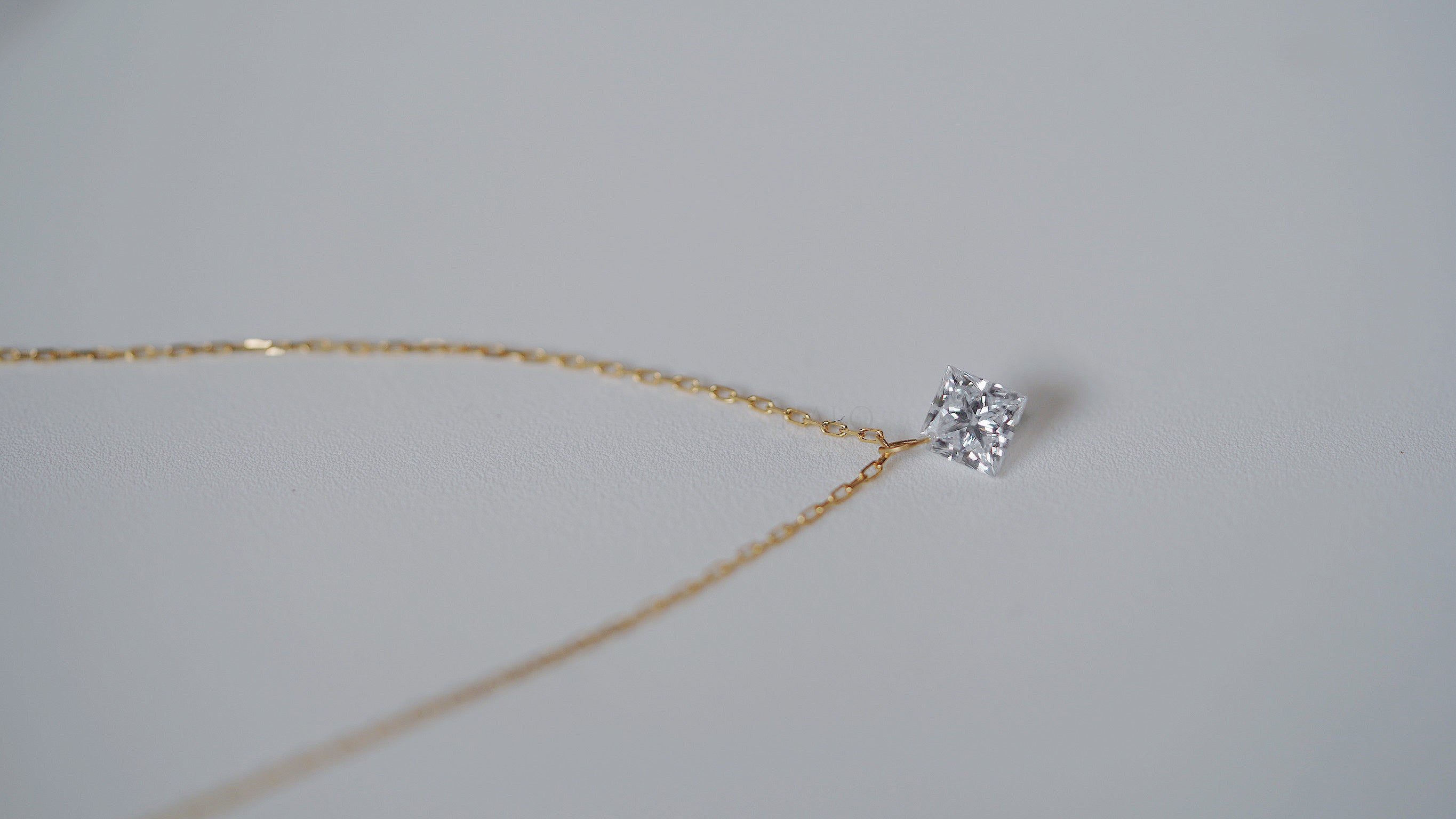 •單粒懸浮鑽石頸鏈•