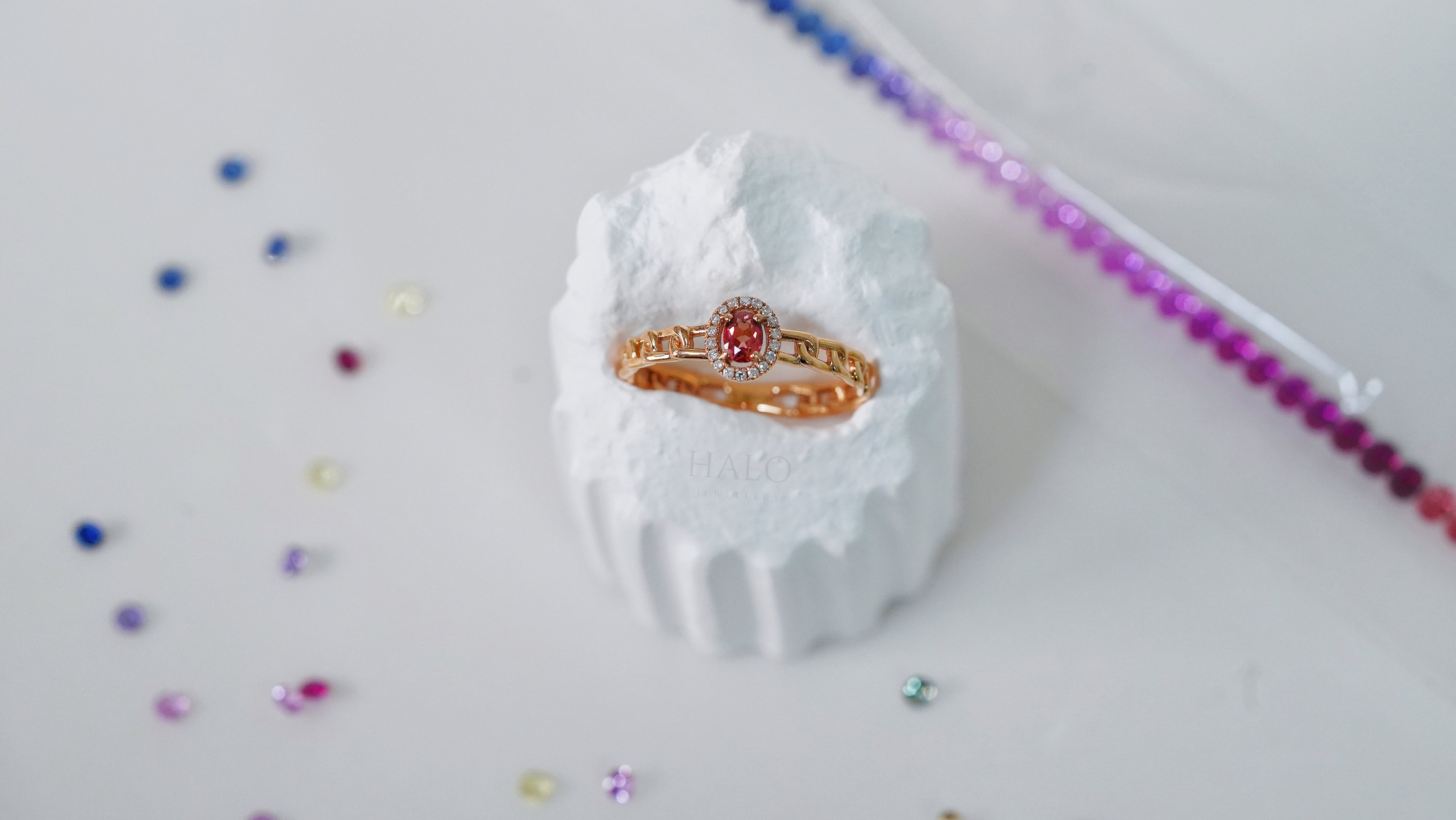 • 彩色藍寶石古巴鏈戒指 •