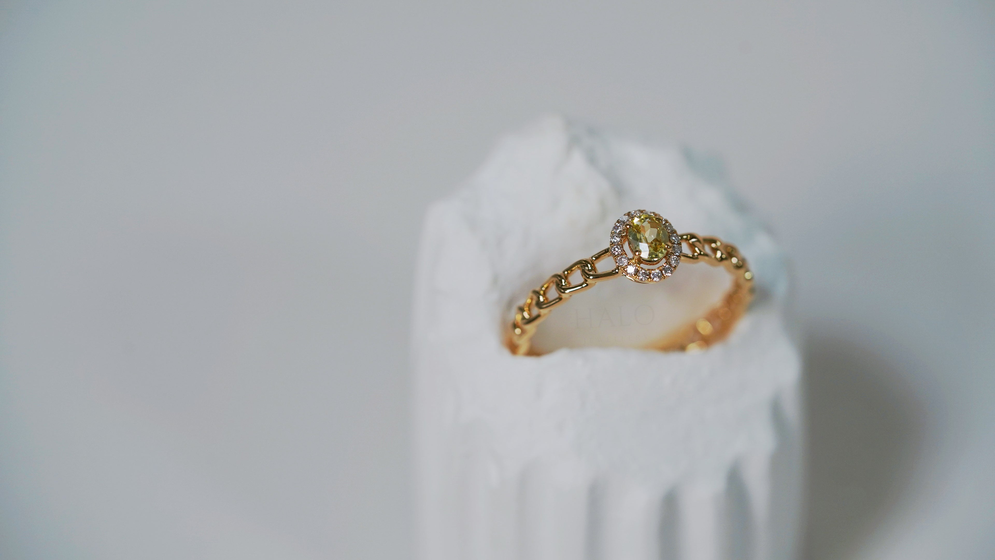 • 彩色藍寶石古巴鏈戒指 •