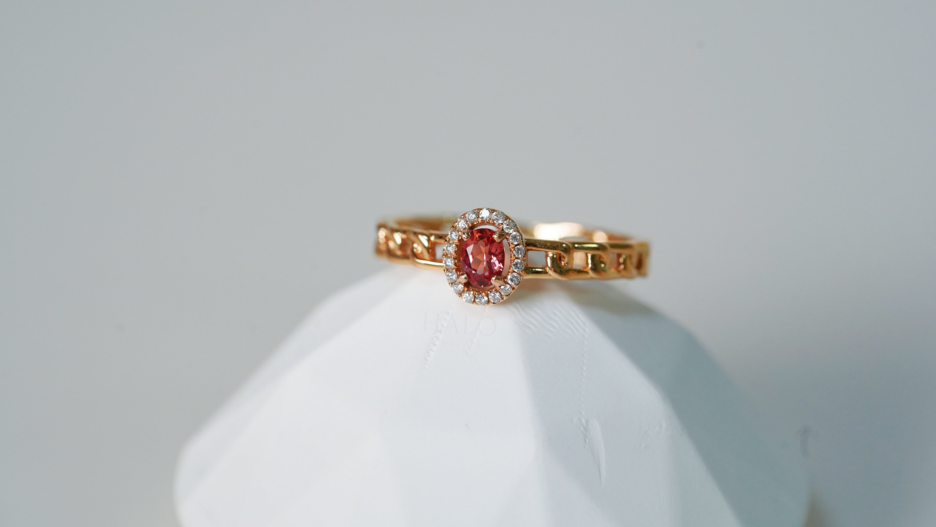 • 彩色藍寶石古巴鏈戒指 •