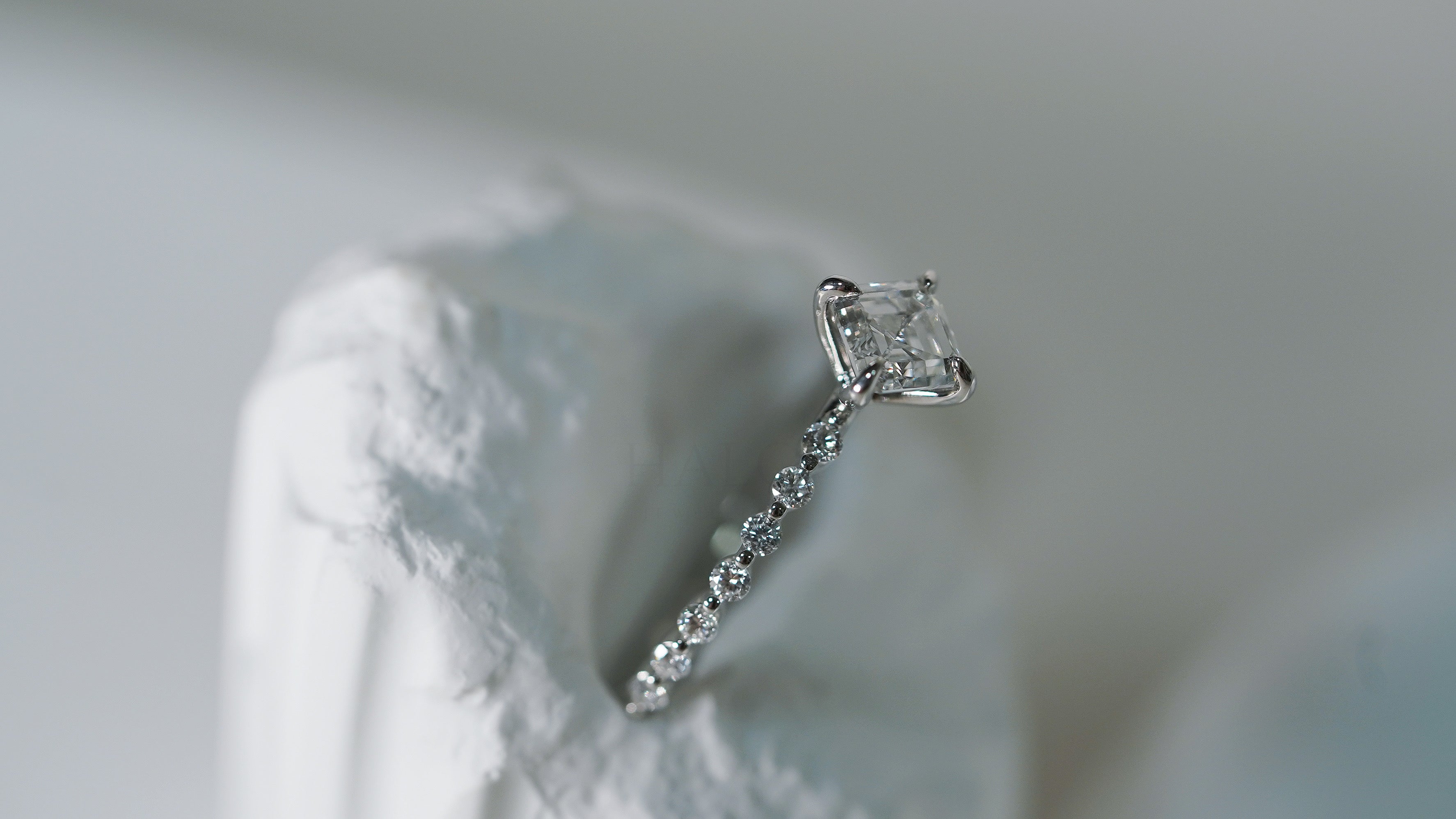 V形戒托Asscher Cut半圈戒指